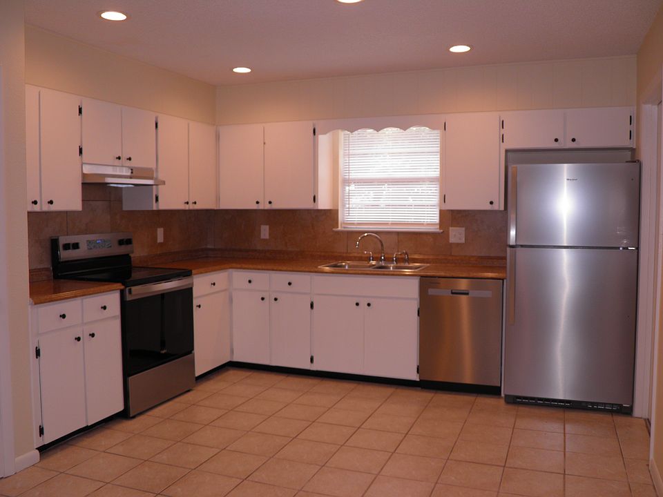 Brand New Stainless Appliances and totally refreshed kitchen