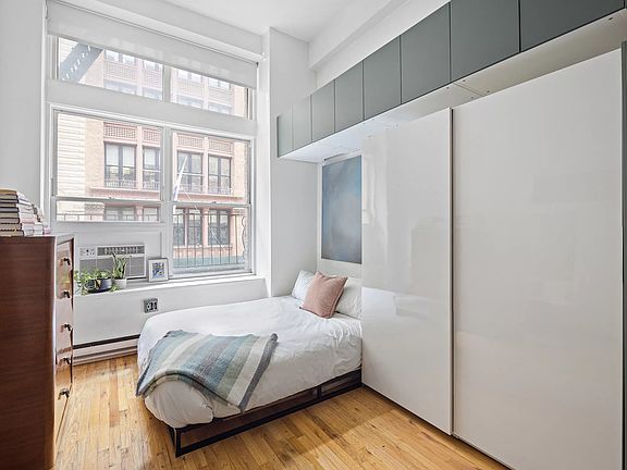 3rd image of 23 Waverly Pl APT 2L