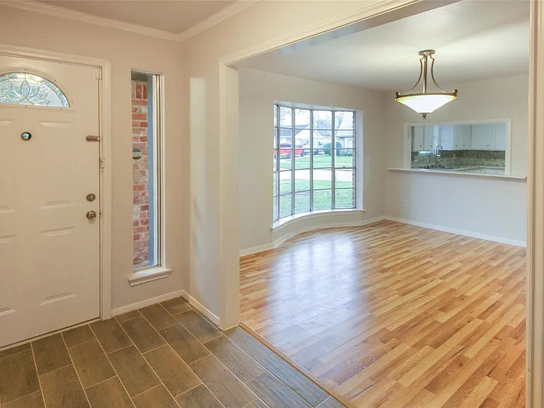 10534 Huntington Wood Dr — Photo 3