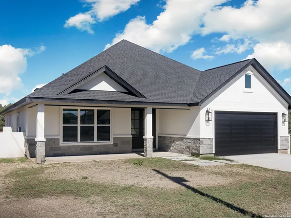 153 Edgewood Dr, Bandera, TX 78003