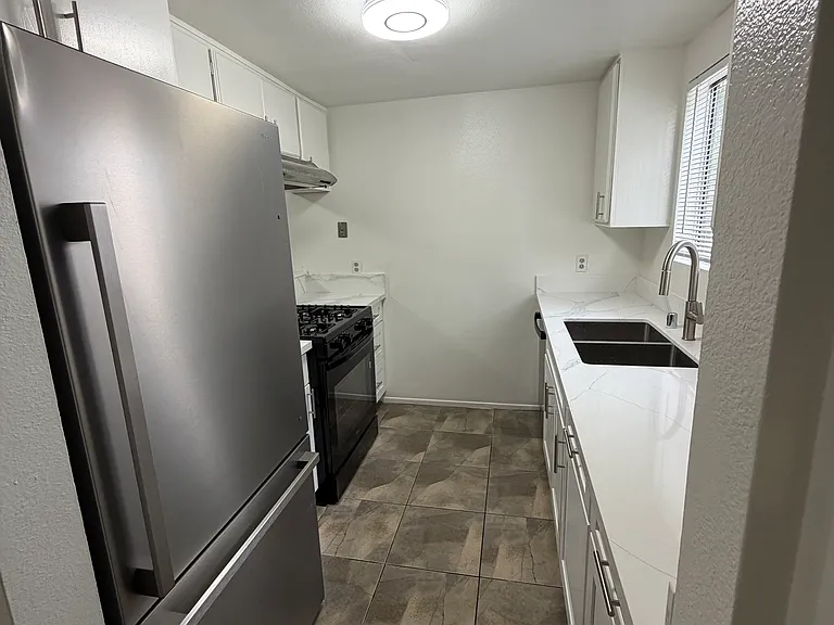 1434 N California Ave #5 — Photo 3