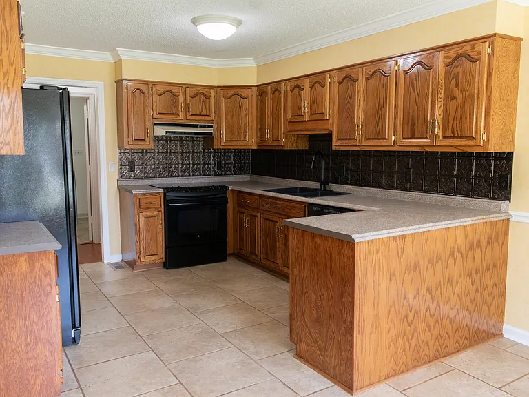140 Thomas Dr — Photo 10