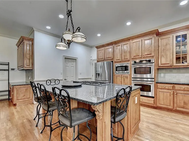 8910 Pinehurst Cv — Photo 38