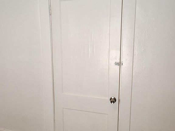 4th image of 216 SE Lake St