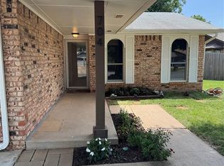 704 Holly Hill Rd, Edmond, OK 73003