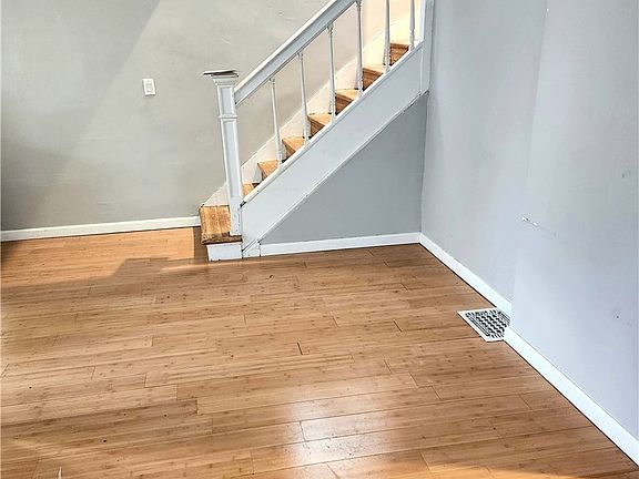 5th image of 81 Mayer Ave
