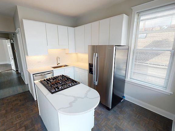 3rd image of 3043 N Kenmore Ave #3F