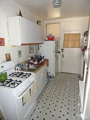 2nd image of 2323 W Ainslie St #1