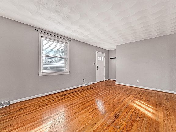 4th image of 2780 Derwent Dr SW
