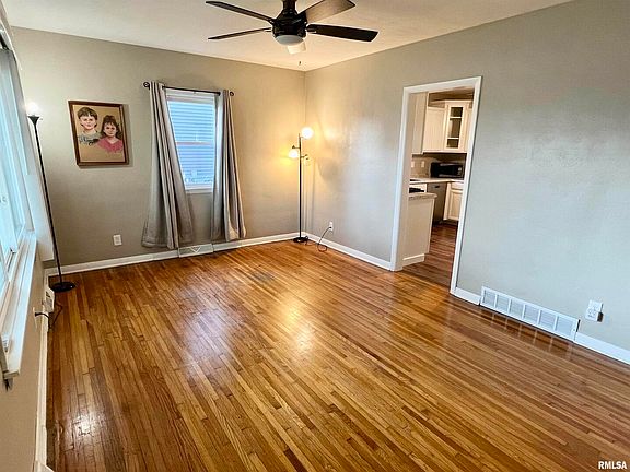 4th image of 1054 Grant St