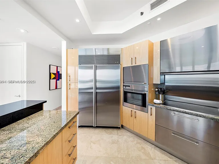 100 S Pointe Dr #1009 — Photo 5