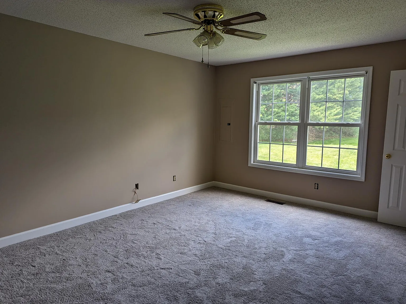 3 bed, 1577 sqft, $1,900 — Photo 4