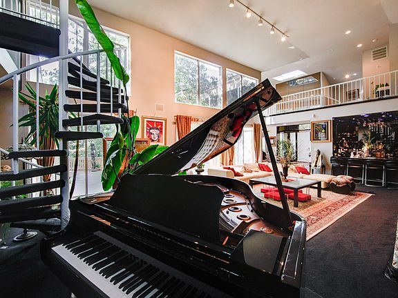 4th image of 30 Windemere Way