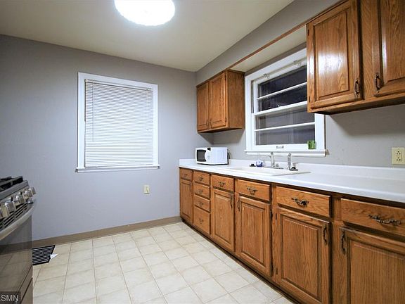 4th image of 1126 Kingsford St