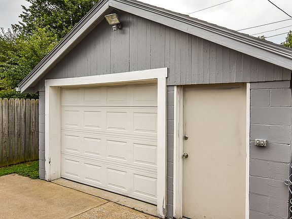 3rd image of 209 S Villa Dr