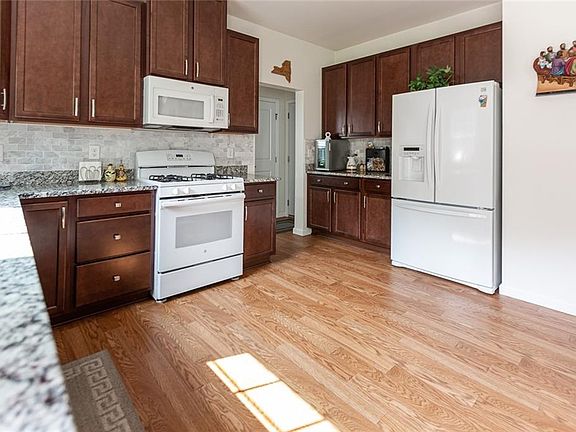 5th image of 890 Bannerwood Dr