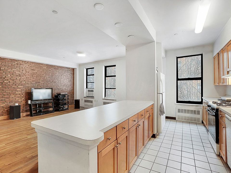 1st image of 24 Bradhurst Ave APT 2