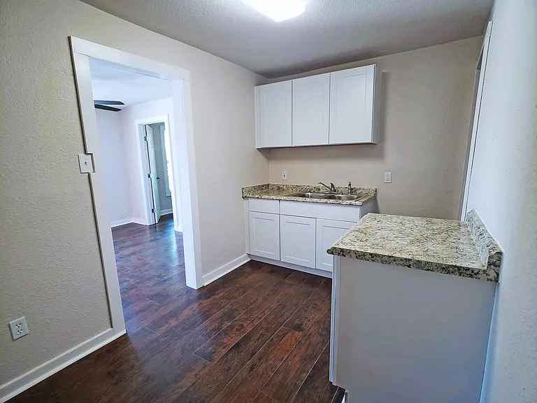 1529 N Walters St — Photo 14