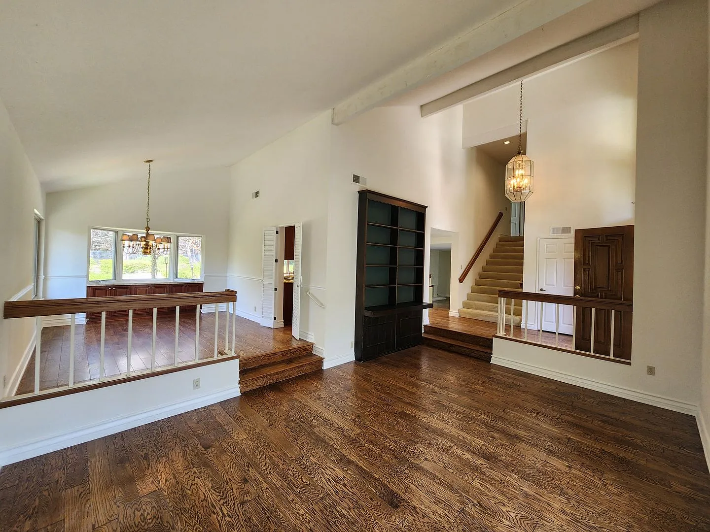 4 Bedroom House in Scripps Ranch South Of Pomerado(Crown Pointe) — Photo 3