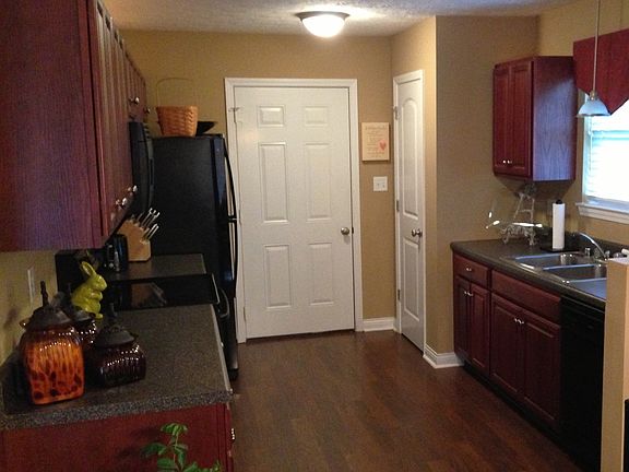 3rd image of 633 Sterling Ct