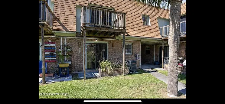 1300 Arlington Ln NE — Photo 2