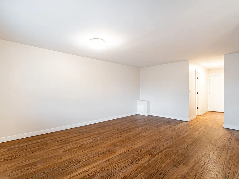 2600 E Kenwood Blvd — Photo 9