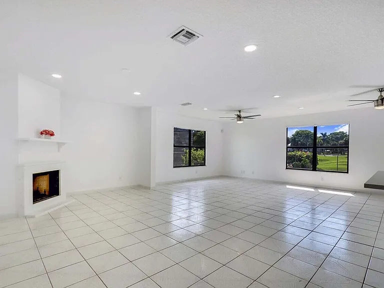1334 N Mangonia Dr — Photo 2