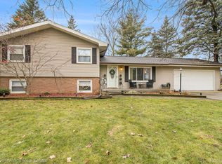 1217 Oakcrest Rd, Howell, MI 48843
