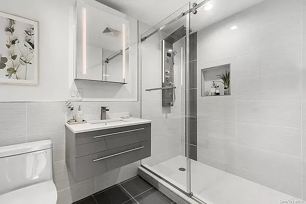 Sold by Roz Khan, LREB | media 4