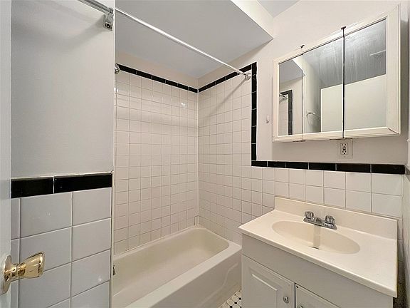 3rd image of 2032 2nd Ave APT 3