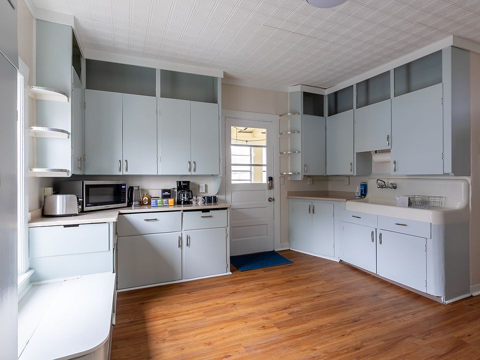 Tons of cabinets in the kitchen - so much storage space!