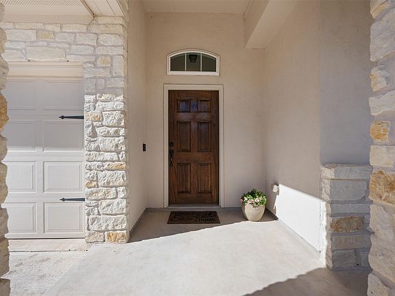 5th image of 605 Palmilla St