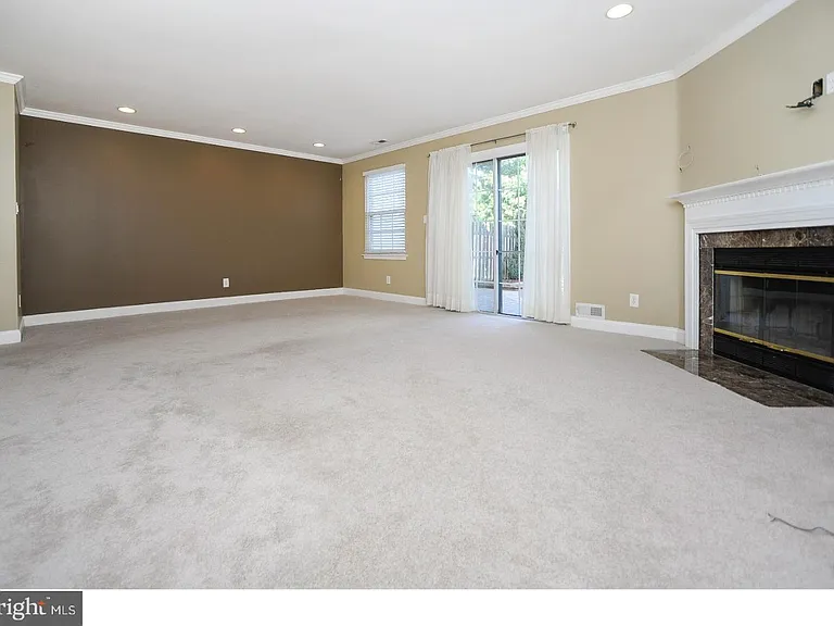 102 Hazelwood Ln — Photo 5
