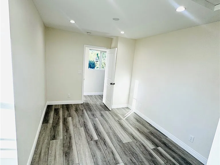 9318 Encino Ave — Photo 22