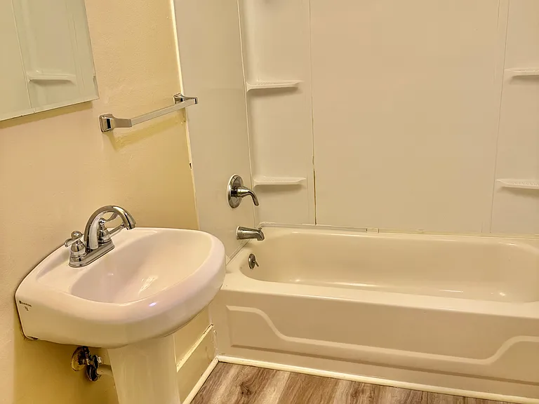 423 Gotham St #6 — Photo 2