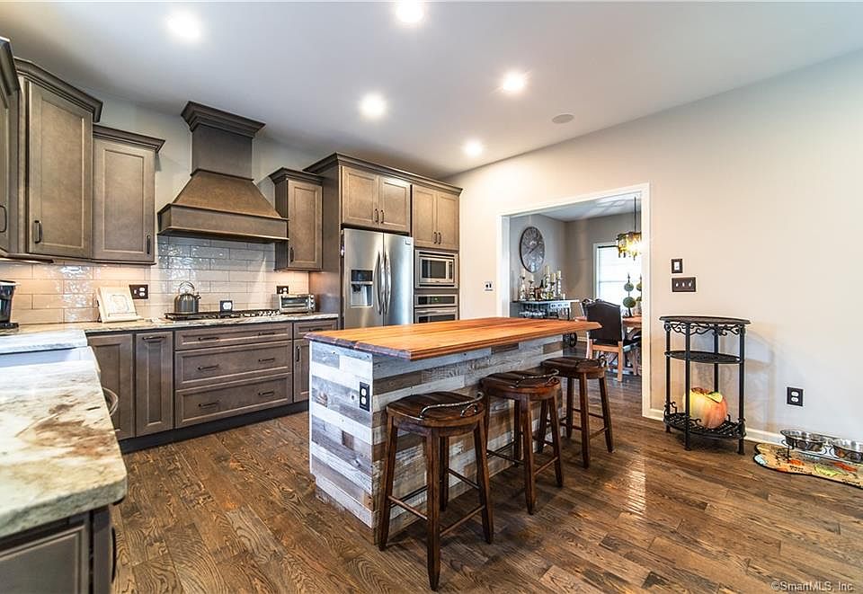 12 Royal Oak Ln, Wallingford, CT 06492 Zillow