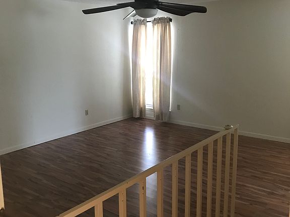 5th image of 15010 Hollydale Dr