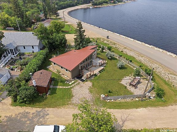 3rd image of 402 Lake AVENUE