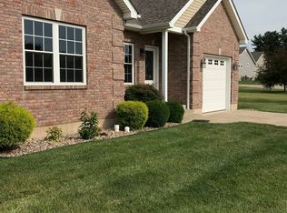 1740 Lakeshore Dr, Farmington, MO 63640