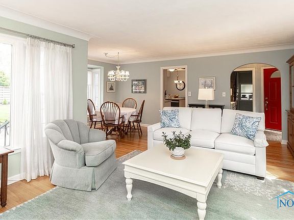 5th image of 2929 Meadowwood Dr