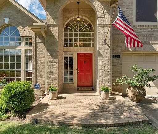 3rd image of 1904 Oakview Dr