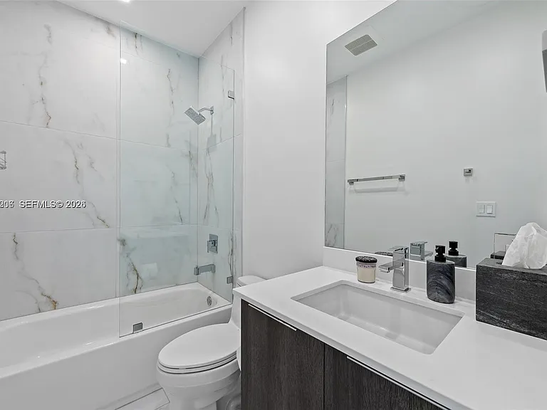 1056 N Victoria Park Rd — Photo 23