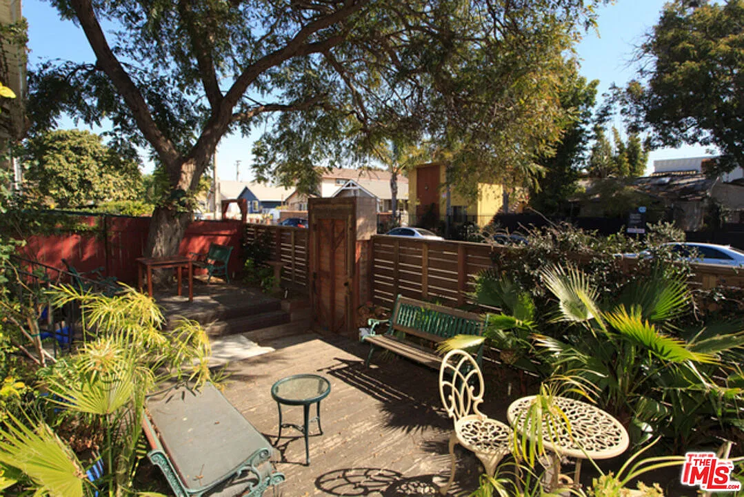 3 bed, 3.0 bath, 2000 sqft, $6,850 — Photo 2