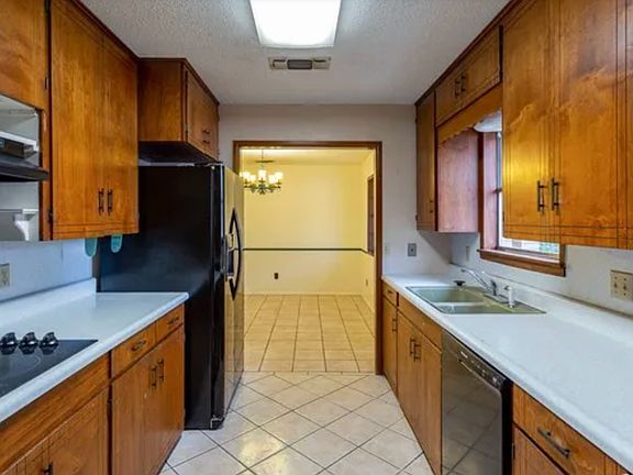 5th image of 1250 E Common St