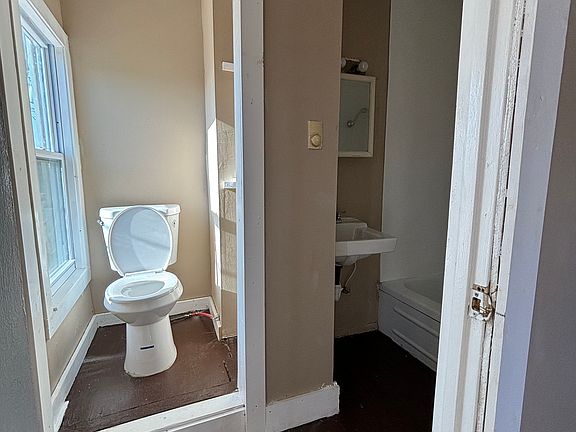 5th image of 216 N Irwin St