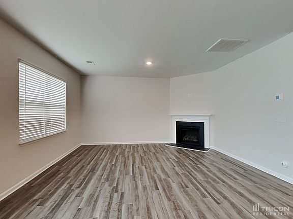 3rd image of 210 Eetgrass Ln