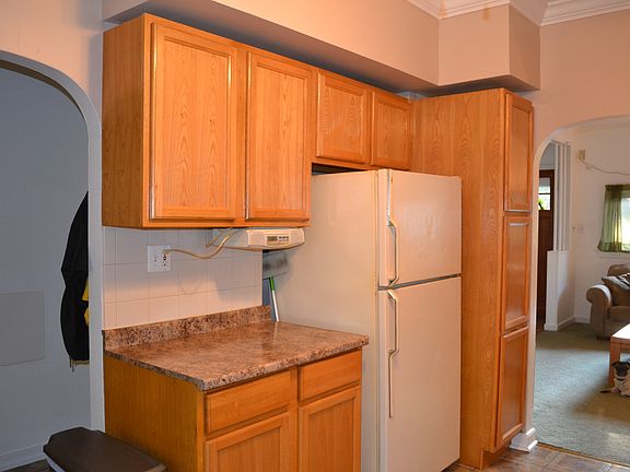 3rd image of 10 Hastings Ave