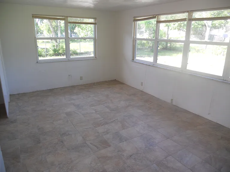 922 Lewis Dr — Photo 4