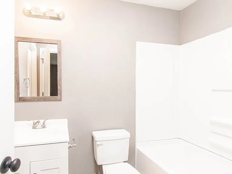 501 Root Ave #4 — Photo 9