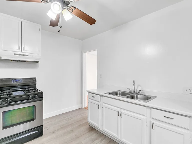 6537-6543 Woodley — Photo 10